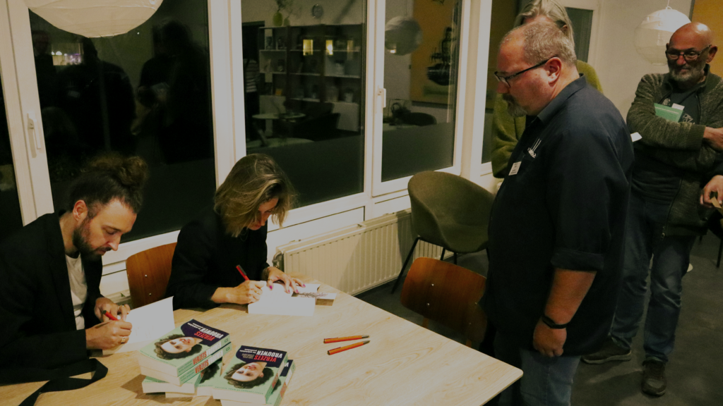Auteurs Mark Bergsma en Agnes Cremers signeren hun boek voor bezoekers na hun lezing Vrouwen in het Verzet